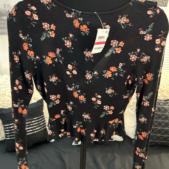 NWT! American Rag Deep plunge open V cropped peplum top - Picture 3 of 3